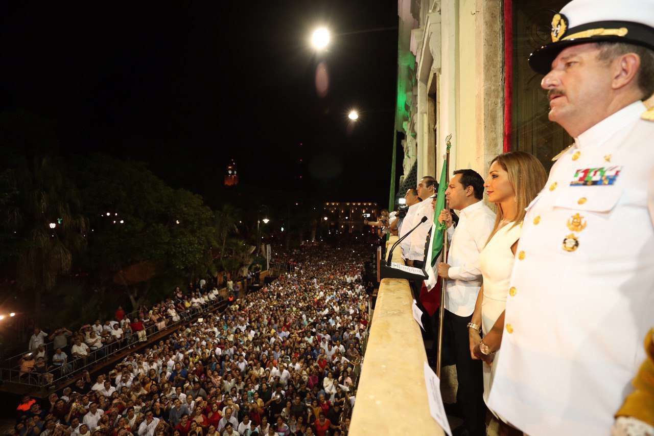 Más de 40 mil personas acompañan a Vila Dosal en la ceremonia del Grito