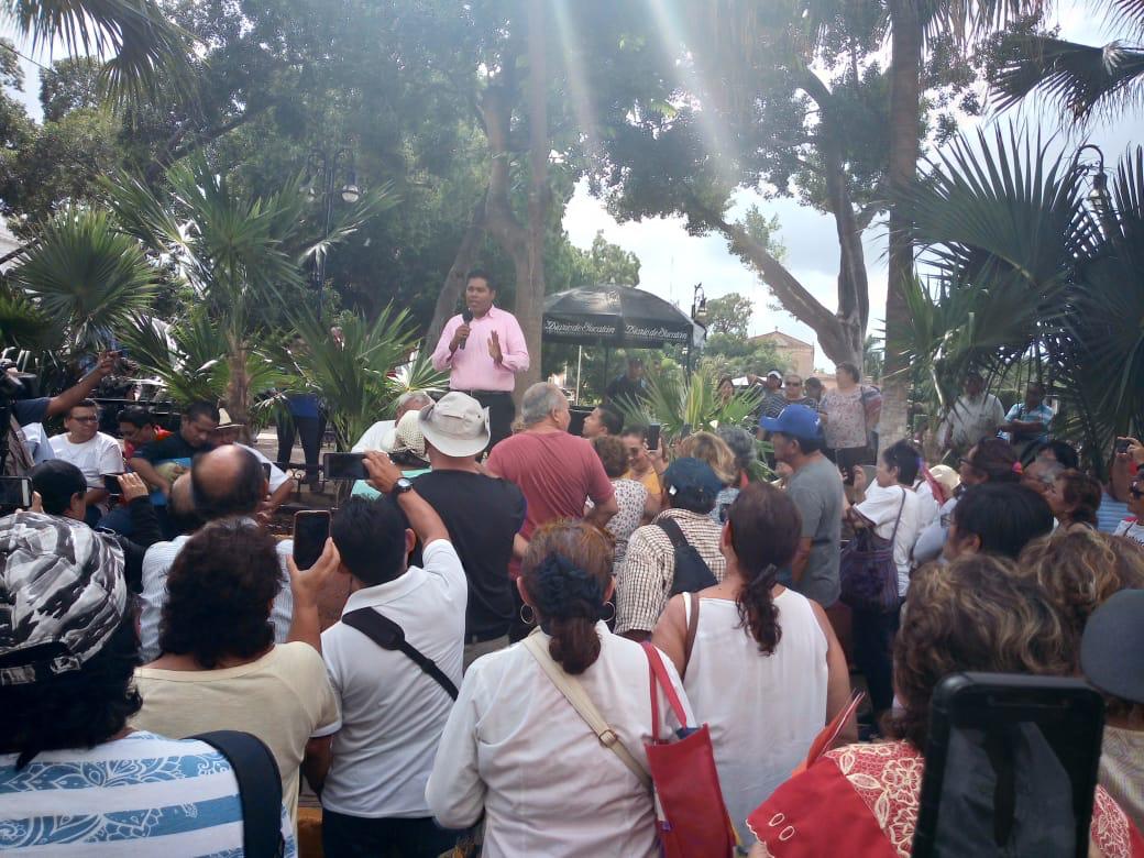 Los enviados de “Huacho” Díaz “sacan el cobre” y piden 500 pesos a cada jubilado para resolverles su problema en el Isstey