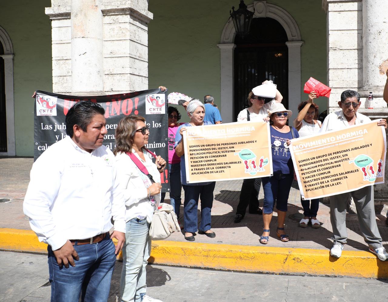 Grupos de disidentes y falsos trabajadores se aprovechan de los jubilados del Isstey para inflar y politizar su movimiento