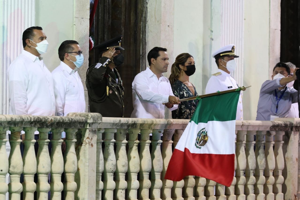 ¡Viva la unidad de los yucatecos ante la adversidad!, expresó el Gobernador Mauricio Vila Dosal al encabezar la tradicional ceremonia del grito
