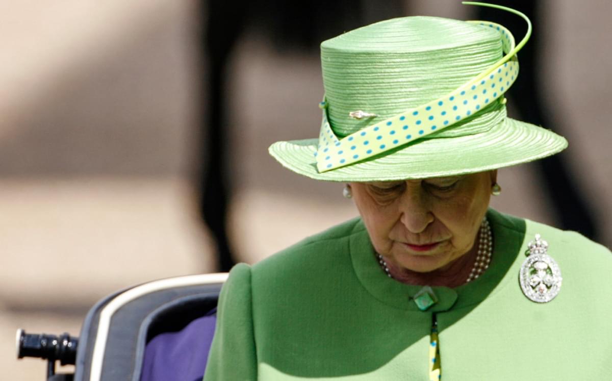 La Reina Isabel II da positivo a Covid-19; presenta síntomas leves