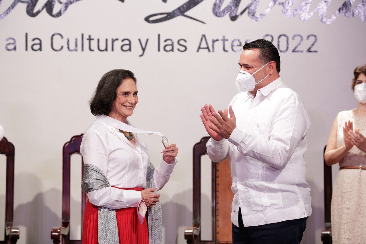 Entregan a Ofelia Medina la medalla Silvio Zavala por sus contribuciones a la cultura