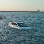 Vehículo termina en la ciénega y deja solo el susto en la vía Progreso-Chelem