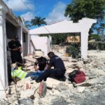 Albañiles se lesionan al derrumbarse un techo