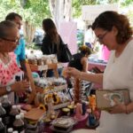 Manos que tejen, bordan y emprenden se reúnen en feria artesanal