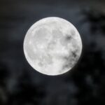 La doble función lunar que inicia este 1° de mayo