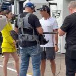 ¡Inesperado crossover! Checo Pérez y Lily Collins graban juntos escenas de Emily en París
