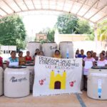 DIF Yucatán entrega tinacos a familias de Kunché para mejorar almacenamiento de agua