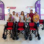 Entrega DIF Yucatán sillas de ruedas para facilitar la movilidad de personas en Temozón